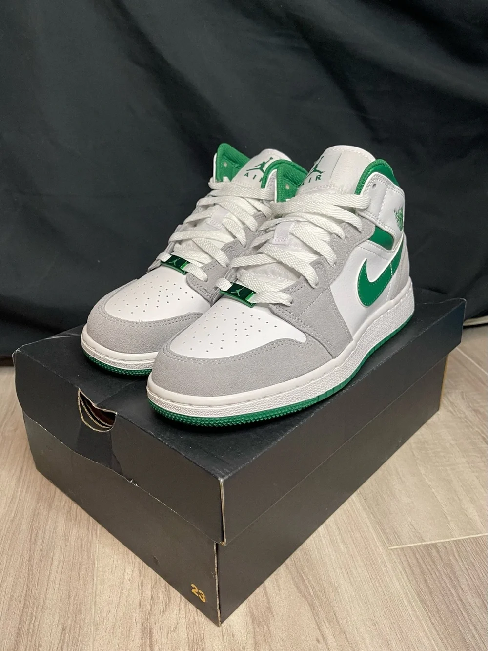 Air Jordan 1 Mid SE Pine Green Smoke Grey 5.5Y / Women’s 7 NEW